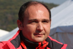Colin Kolles (źródło: Wikipedia) Kubica w stajni dentysty