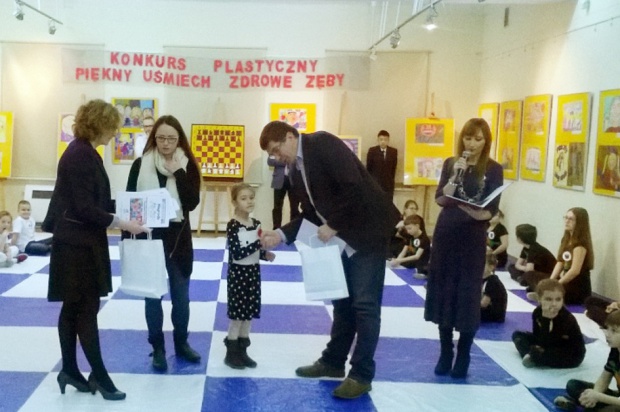 Uroczyste rozdanie nagród w konkursie „Piękny uśmiech – zdrowe zęby” (fot. FB) Żdanów: wiódł prym w konkursie „Piękny uśmiech – zdrowe zęby”