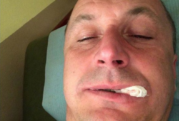Tomasz Hajto po ekstrakcji czterech zębów (fot. Twitter) Tomasz Hajto po wizycie u dentysty