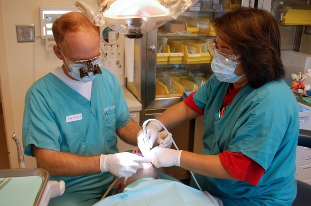 Dentysta zatrudnia dentystę (foto: pixabay) Walka o ułatwienia w zatrudnianiu dentystów przez dentystów