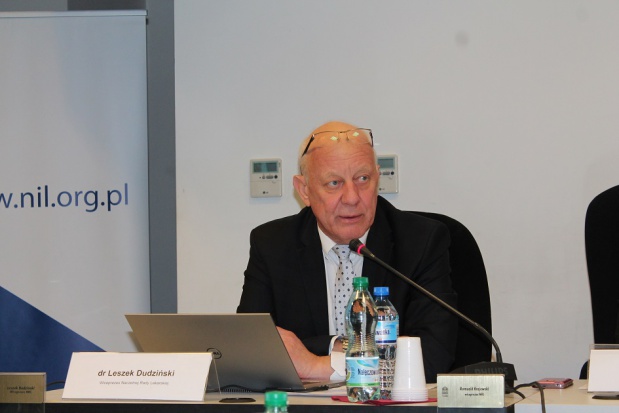 Gospodarz konferencji dr Leszek Dudziński, wiceprezes NRL i przewodniczący KS NRL ŚDZJU: Polacy o zasadach dbania o zdrowie jamy ustnej wciąż wiedzą niewiele