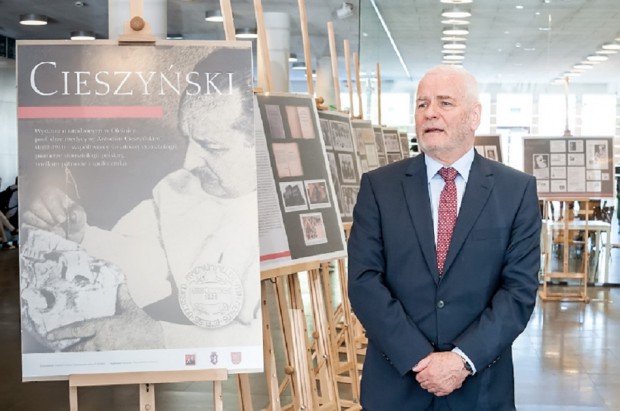 Rektor UM prof. Marek Ziętek otwiera wystawę poświęconą prof. Antoniemu Cieszyńskiemu UM we Wrocławiu: wystawa upamiętniająca prof. Antoniego Cieszyńskiego