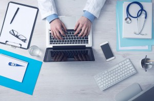 Od połowy 2018 r. lekarz będzie wystawiał tylko elektroniczne zwolnienia (fot. pixabay) Papierowe zwolnienia lekarskie tylko do połowy 2018 r.