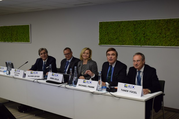 dr Anna Lella prezydent ERO wraz z członkami zarządu (foto: archiwum) ERO o relacjach lekarz dentysta – technik dentystyczny