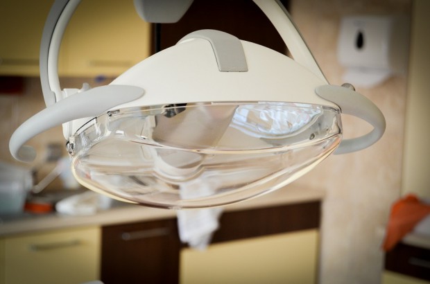 Autotransplantacja zębów mądrości ma duże szanse powodzenia wg najnowszych badań (fot. pixabay) Naukowcy: autotransplantacja „ósemek” u dorosłych pacjentów to skuteczne leczenie