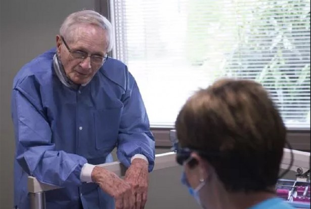 Wilbur Manchette, prowadzi praktykę w Evansville Dentysta, który mimo 93 lat nie myśli o emeryturze