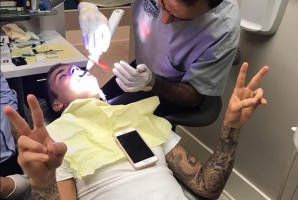 Justin Bieber u swojego dentysty (fot. Instagram) Złamany siekacz Justina Biebera
