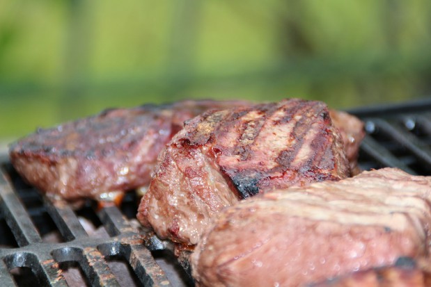Pacjenci na mięsnej diecie mają szansę mieć zdrowsze zęby niż wegetarianie (fot. pixabay) Mięsną dietą w próchnicę zębów