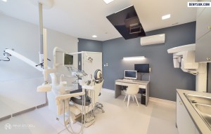 Monitory mocowane w suficie wymuszają określoną wysokość pomieszczenia (fot. Maka Studio) Zakładasz praktykę stomatologiczną? Uważaj na przepisy!