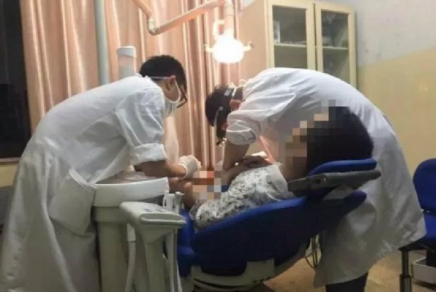 Dentyści pochylają się nad pacjentem i nie jest to fotomontaż Penis w niebezpieczeństwie? Zadzwonili po dentystów!