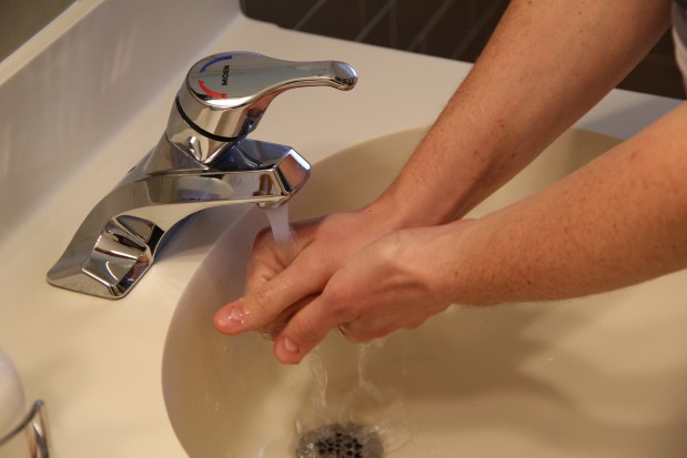 Naukowcy o myciu rąk wodą ciepłą i wodą zimną