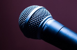 Corey Feldman stracił jedynkę podczas koncertu (fot. pixabay) Nawet mikrofon dla zębów zagrożeniem jest