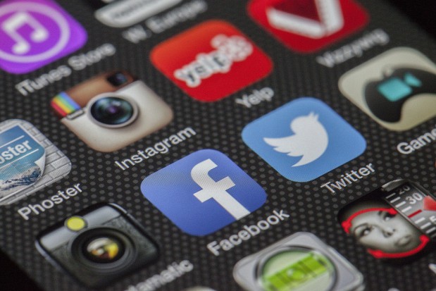 Jakie korzyści daje dentyście Facebook? (fot. pixabay) Po co dentyście Facebook