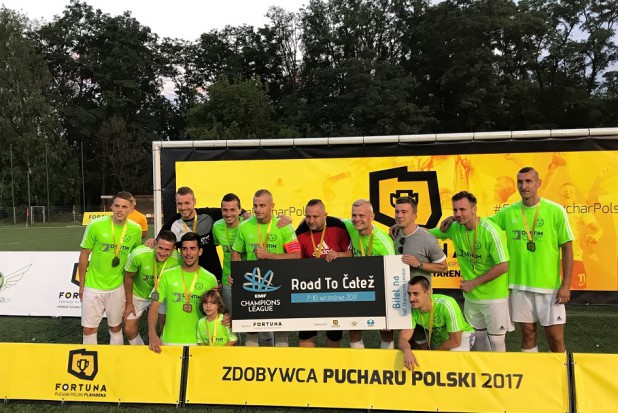Dentim Clinic team (fot. Dentim Clinic) Dentim Clinic z piłkarskim Pucharem Polski