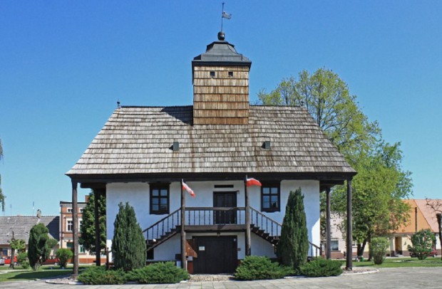 Ratusz w Sulmierzycach (fot. Wikipedia) Sulmierzyce tracą jednego dentystę