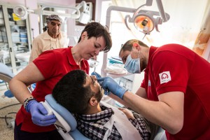 Katarzyna Błądek-Grzelczak i Grzegorz Olędzki w ramach Polskiej Misji Medycznej w irackim Kurdystanie (foto: Adam Golec/PMM) Uwaga: Przetarg na zakup mobilnego unitu dla Polskiej Misji Medycznej