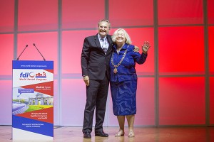 Dr Patrick Hescot i dr Kathryn Kell - były i obecny prezydent FDI FDI ma nowego prezydenta