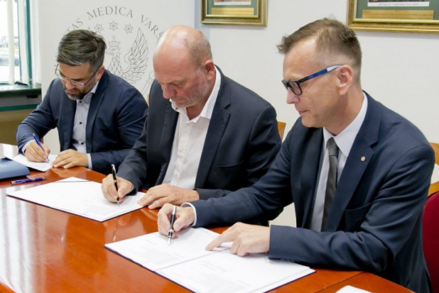 Podpisanie umowy na budowę UCS WUM (źródło FB WUM) Podpisano umowę na realizację Uniwersyteckiego Centrum Stomatologicznego WUM