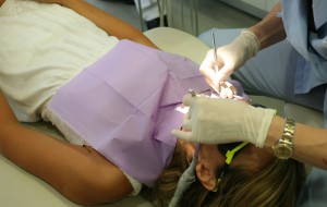 Dentyści coraz częściej muszą leczyć periimplantitis (fot. pixabay) ABC periimplantitis