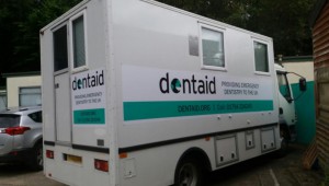 W ciężarówce przerobionej na dentobus brytyjscy dentyści leczą najuboższych (fot. pixabay) Dentobus po brytyjsku, czyli co?