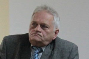Dr n. med. Lesław Jacek Pypeć: zasępiona mina gospodarza debaty Opieka stomatologiczna nad dziećmi – wykaz niemożliwości