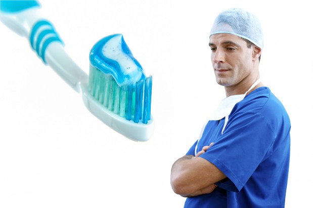 Dentysty nie powinno być w reklamie (foto: pixabay) Twarz nieaktywnego zawodowo lekarza dentysty w reklamie
