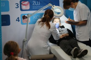 Akacje wspierana przez Sanepid w Łodzi (foto: Sanepid Łódź) Sanepid w Łodzi patronuje przeglądom stomatologicznym w szkołach