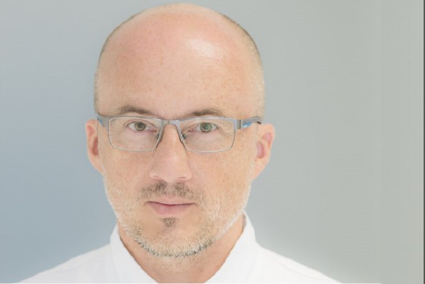 Waldemar Stachowicz, stomatolog z Centrum Leczenia i Profilaktyki Paradontozy Periodent w Warszawie (foto: archiwum). Śledźmy u pacjentów zmiany na błonach śluzowych jamy ustnej