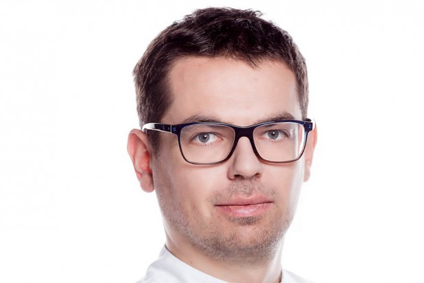 Marcin Kopeć, stomatolog z kliniki Stankowscy & Białach Stomatologia w Poznaniu. Pasty naturalne, a więc jakie