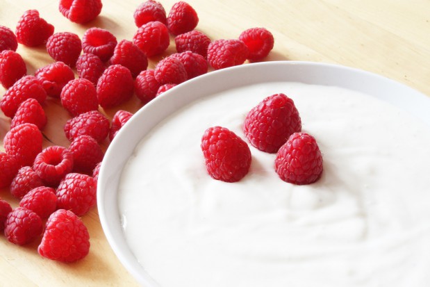 Jogurt na zdrowe zęby (fot. pixabay) Naukowcy: jogurt chroni przed paradontozą