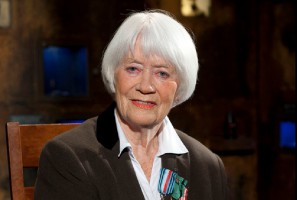 Alina Janowska (źródło: Wikipedia) Alina Janowska jako wolontariusz w gabinecie stomatologicznym