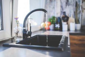 Na zęby woda kranowa, czy butelkowana? (foto: pixabay) Butelkowana woda wzmaga problemy z próchnicą