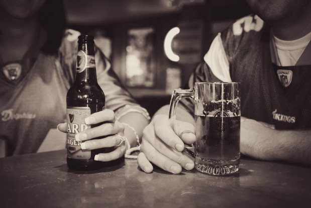 Nadużywanie alkoholu i palenie papierosów to zachowania zwiększające ryzyko raka języka, podobnie jak zła higiena jamy ustnej (fot. pixabay) Wiadomo więcej o raku języka