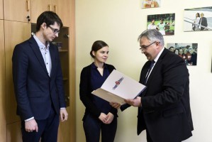 Doktoranci GUMed Paulina Pałasz i Łukasz Adamski, którym prorektor ds. studenckich dr hab. Tomasz Smiatacz wręcza listy gratulacyjne (fot. GUMed) Laur Medyczny dla najlepszych doktorantów GUMed