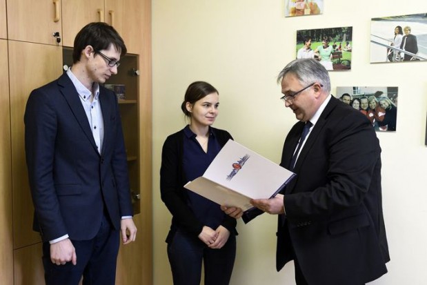 Doktoranci GUMed Paulina Pałasz i Łukasz Adamski, którym prorektor ds. studenckich dr hab. Tomasz Smiatacz wręcza listy gratulacyjne (fot. GUMed) Laur Medyczny dla najlepszych doktorantów GUMed