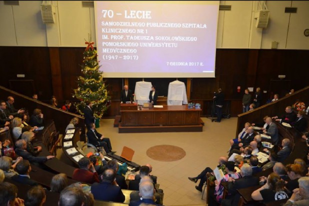 70-lecie Szpitala Klinicznego nr 1 PUM w Szczecinie (źródło: FB Ryszard Mićko) W Szczecinie wszczepiono staw skroniowo-żuchwowy