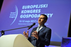 Premier Mateusz Morawiecki podczas EKG w Katowicach (foto: Fotolia/PTWP) Zarabiacie za mało, ale zostańcie w kraju