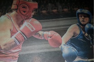 Stracone szanse Ceire Smith (niebieski strój) na olimpijski medal po wizycie u stomatologa (fot. Facebook) Jak dentystka bokserską karierę na szwank naraziła