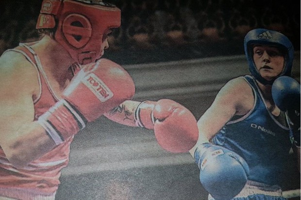 Stracone szanse Ceire Smith (niebieski strój) na olimpijski medal po wizycie u stomatologa (fot. Facebook) Jak dentystka bokserską karierę na szwank naraziła