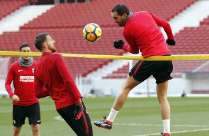 Diego Godin podczas treningu przed feralnym meczem (fot. Twitter) Ratowanie uzębienia Diego Godina