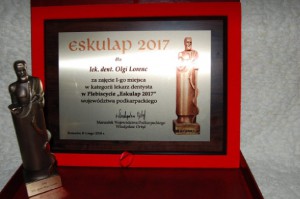 Statuetka Eskulap 2017 (źródło FB) Dentystka Olga Lorenc triumfuje w plebiscycie „Eskulap 2017”