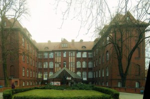 Szpital Kliniczny im. Heliodora Święcickiego w Poznaniu, gdzie odbyła się pionierska operacja rekonstrukcji twarzy z wykorzystaniem druku 3D (fot. Wikipedia) Poznań: pionierska operacja twarzy