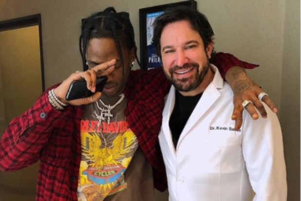 Amerykański stomatolog Kevin Sands leczy celebrytów (fot. Instagram) Dentysta klanu Kardashian