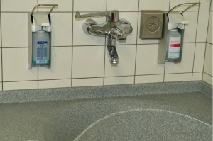 Naukowcy poszukują środka, który w pół minuty eliminuje bakterie (fot. pixabay) Co skutecznie zdezynfekuje gabinet?