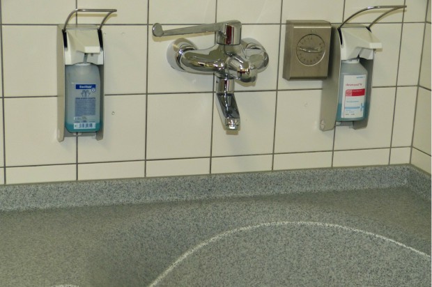 Naukowcy poszukują środka, który w pół minuty eliminuje bakterie (fot. pixabay) Co skutecznie zdezynfekuje gabinet?