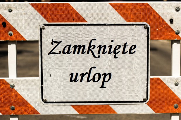 Jak zgłosić przerwę w wykonywaniu świadczeń? Spór o formę zgłaszania przerw w udzielaniu świadczeń