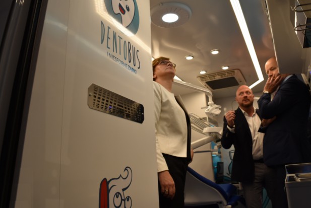 Dentobus czeka na dentystów (źródło: MZ) Dentobusy będą jeździły bez dentystów?