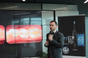 Lek. dent. Michał Ganowicz podczas prezentacji szczoteczek sonicznych Szczoteczki kilka razy lepsze, czyli jakie?