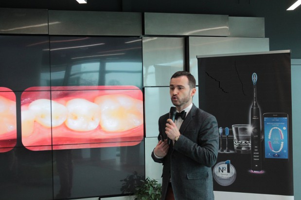 Lek. dent. Michał Ganowicz podczas prezentacji szczoteczek sonicznych Szczoteczki kilka razy lepsze, czyli jakie?