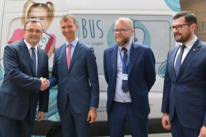 Przekazanie dentobusu świadczeniodawcy (źródło: OW NFZ w Szczecinie) Zachodniopomorskie: dentobus zaczyna uroczyście